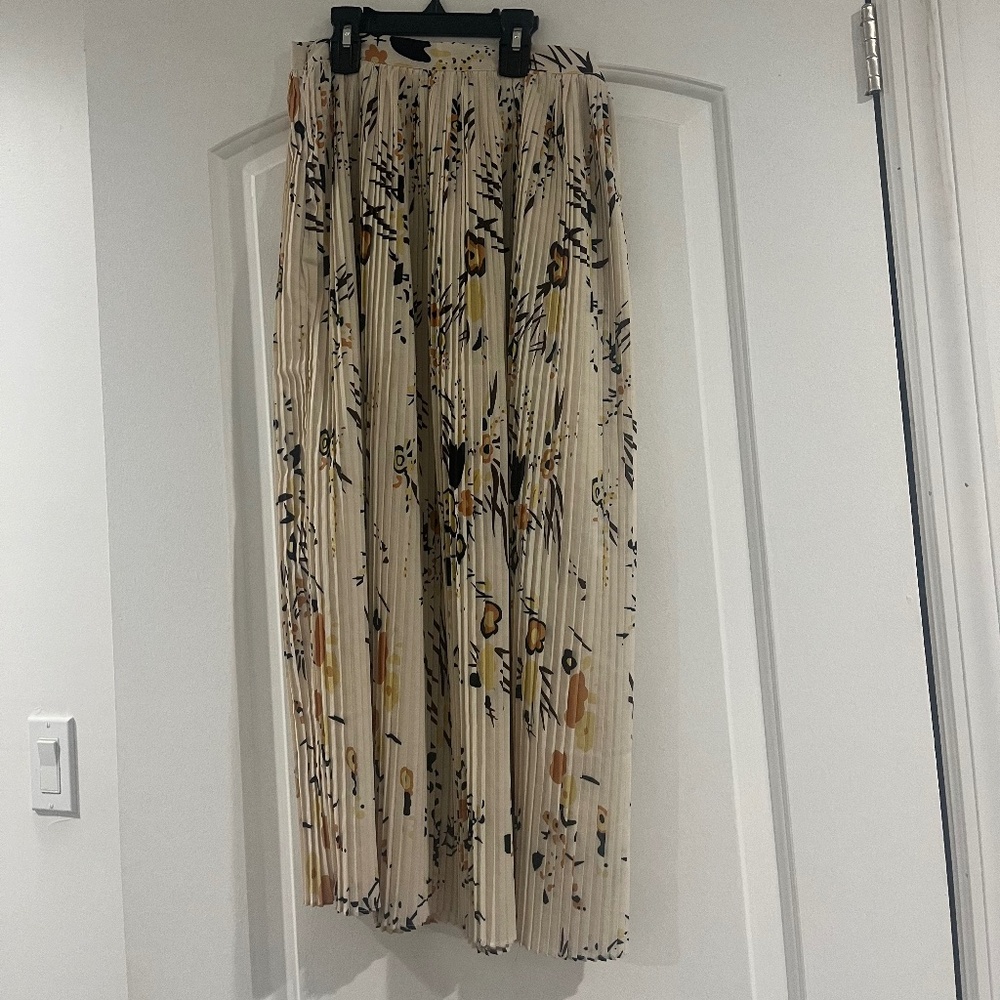 TUSTELLO NWOT pleated skirt